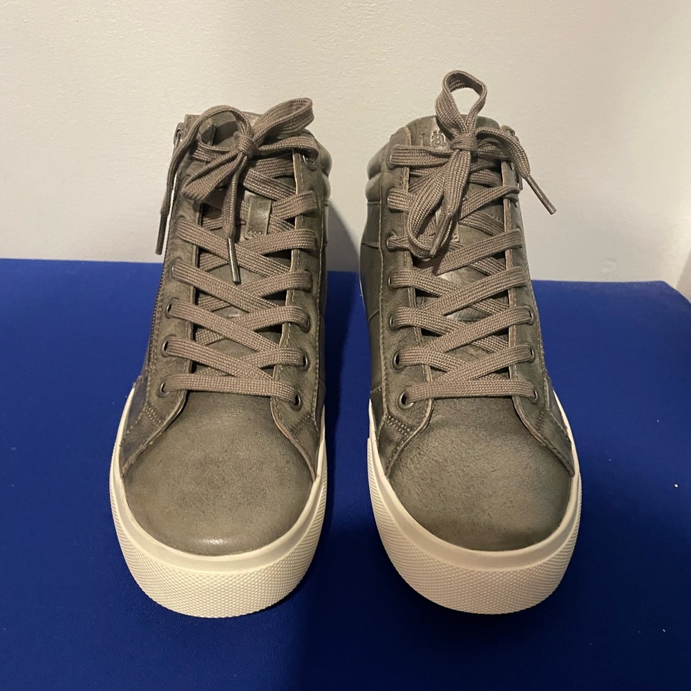 Taos Winner Shoes in Olive Fatigue size 9